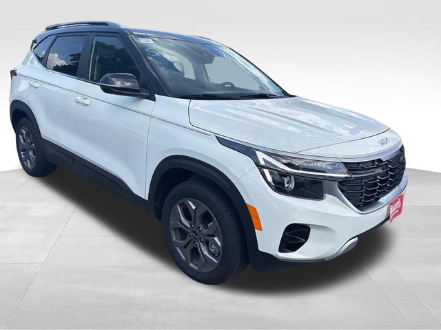 Photo of 2024 Clear White / Black Roof Kia Seltos