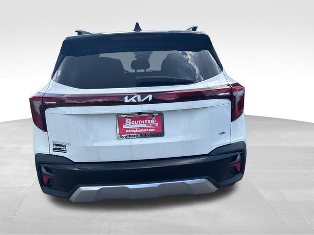 Photo of 2024 Clear White / Black Roof Kia Seltos