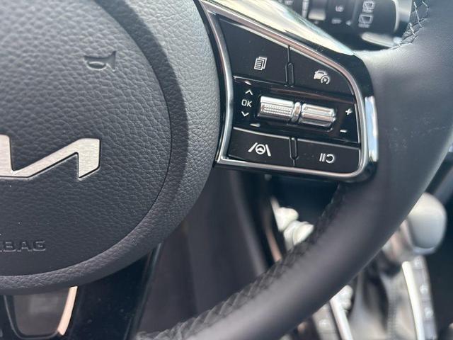 Photo of 2024 Clear White / Black Roof Kia Seltos