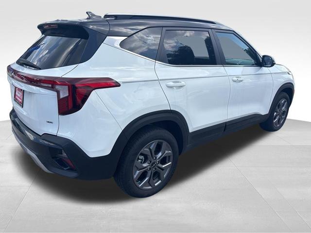 Photo of 2024 Clear White / Black Roof Kia Seltos