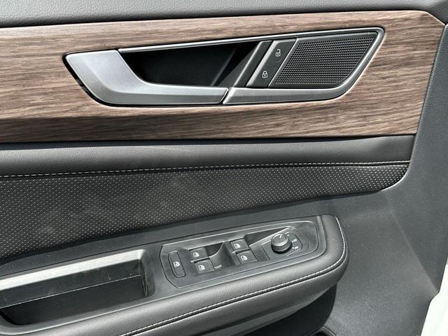 Photo of 2025 Opal White Pearl Volkswagen Atlas