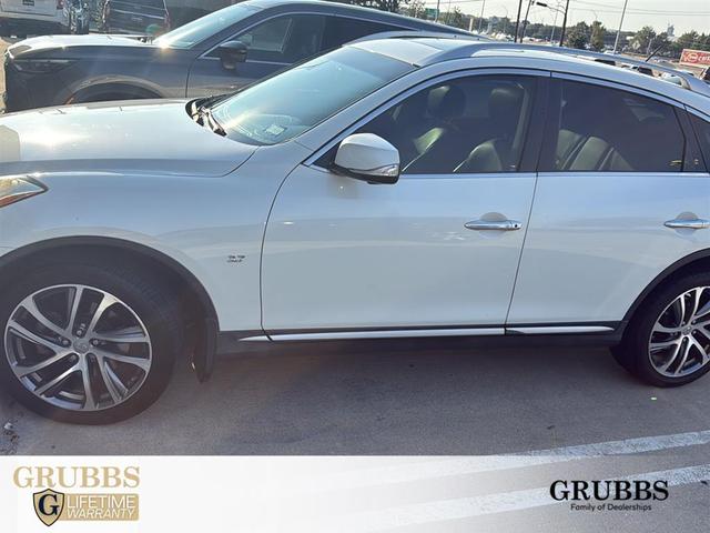 Photo of 2017 White INFINITI QX50