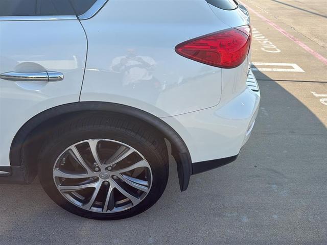 Photo of 2017 White INFINITI QX50