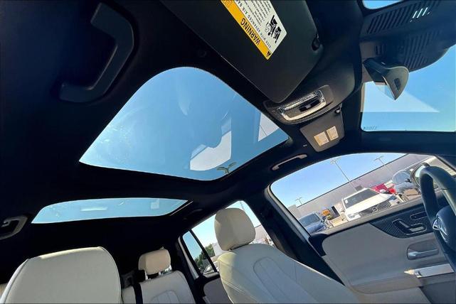 Photo of 2025 Polar White Mercedes-Benz GLB 250