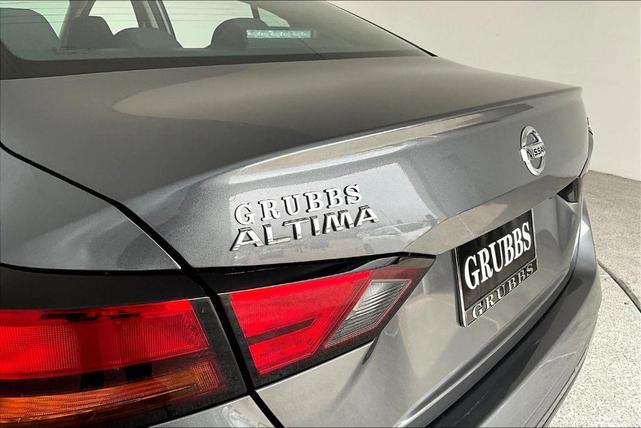 Photo of 2022 Gun Metallic Nissan Altima