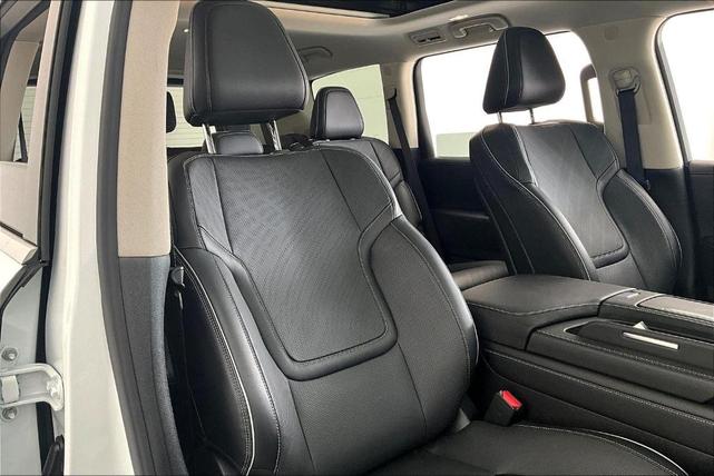 Photo of 2025 Radiant White INFINITI QX80