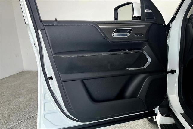 Photo of 2025 Radiant White INFINITI QX80