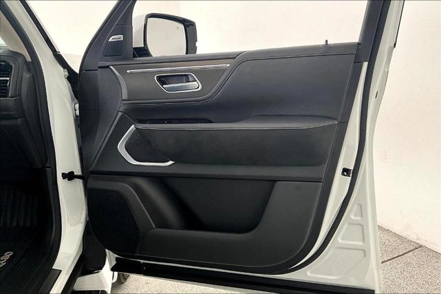 Photo of 2025 Radiant White INFINITI QX80