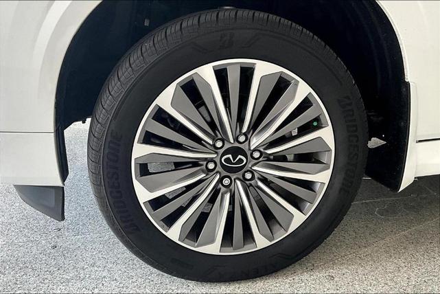 Photo of 2025 Radiant White INFINITI QX80
