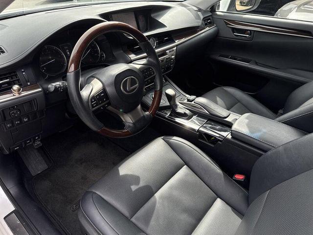 Photo of 2017 Eminent White Pearl Lexus ES 350