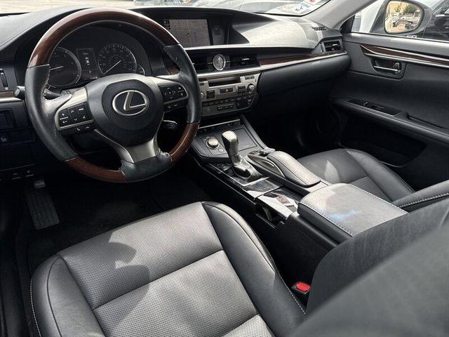 Photo of 2017 Eminent White Pearl Lexus ES 350