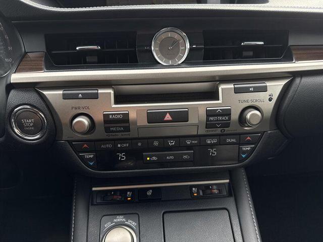 Photo of 2017 Eminent White Pearl Lexus ES 350