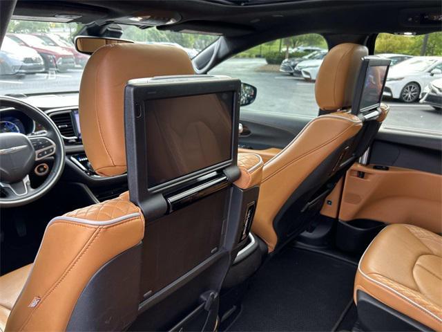 Photo of 2021 Brilliant Black Crystal Pearlcoat Chrysler Pacifica