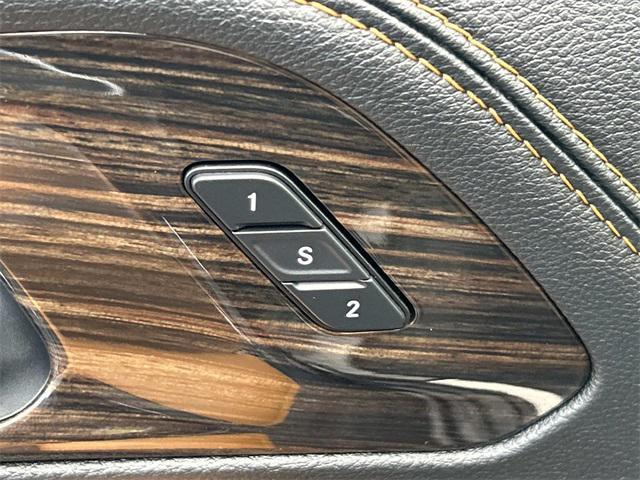 Photo of 2021 Brilliant Black Crystal Pearlcoat Chrysler Pacifica