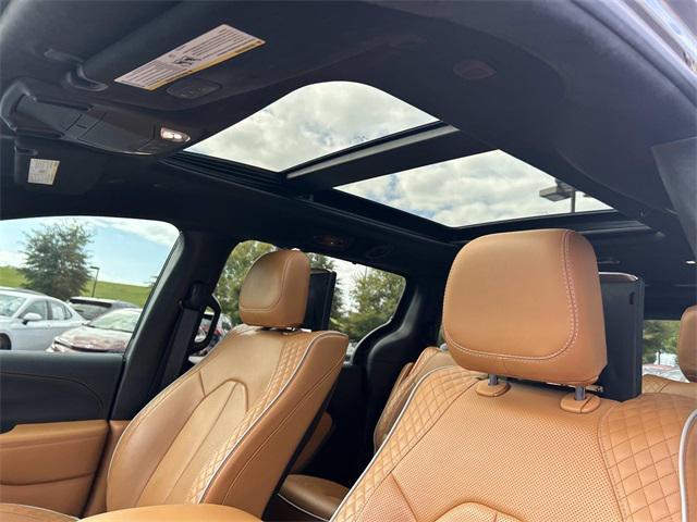 Photo of 2021 Brilliant Black Crystal Pearlcoat Chrysler Pacifica