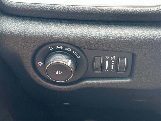 Photo of 2021 Brilliant Black Crystal Pearlcoat Chrysler Pacifica