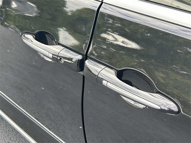 Photo of 2021 Brilliant Black Crystal Pearlcoat Chrysler Pacifica