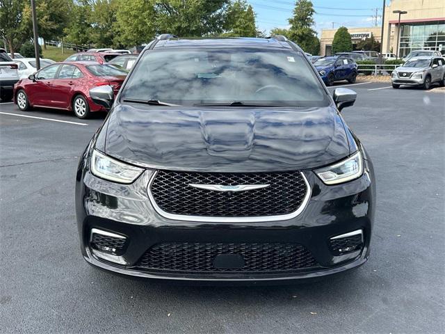 Photo of 2021 Brilliant Black Crystal Pearlcoat Chrysler Pacifica