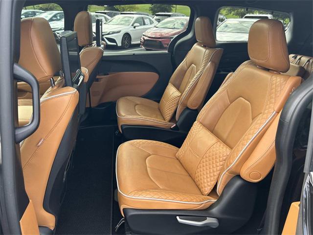 Photo of 2021 Brilliant Black Crystal Pearlcoat Chrysler Pacifica