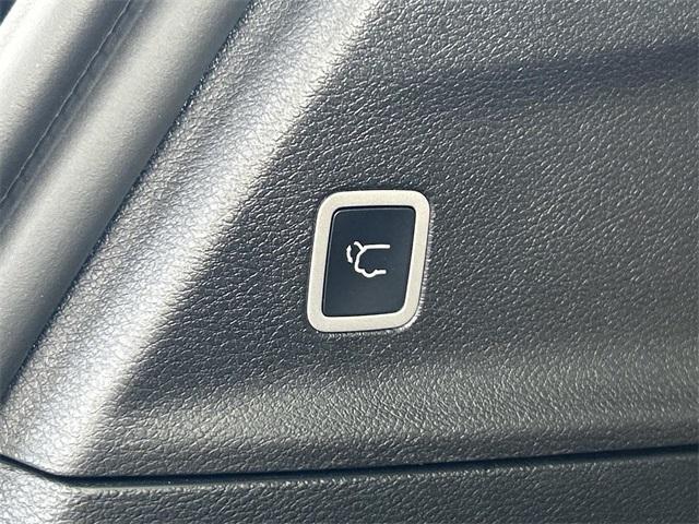 Photo of 2021 Brilliant Black Crystal Pearlcoat Chrysler Pacifica