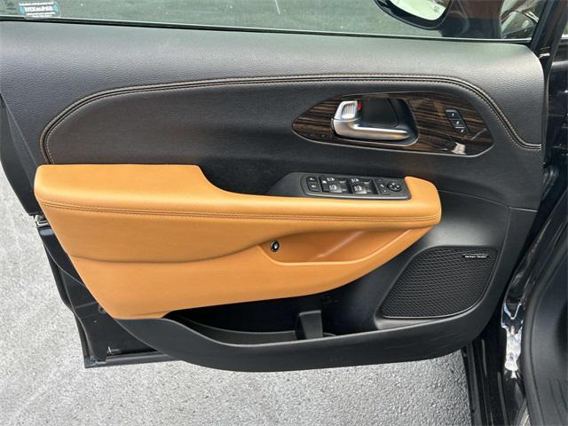 Photo of 2021 Brilliant Black Crystal Pearlcoat Chrysler Pacifica