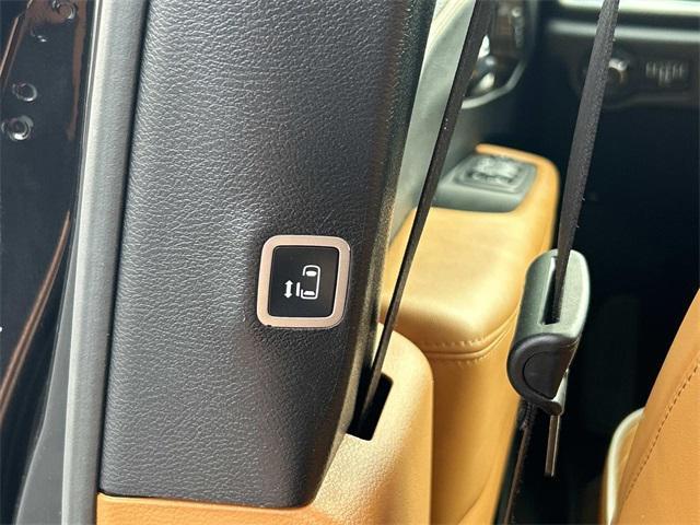 Photo of 2021 Brilliant Black Crystal Pearlcoat Chrysler Pacifica