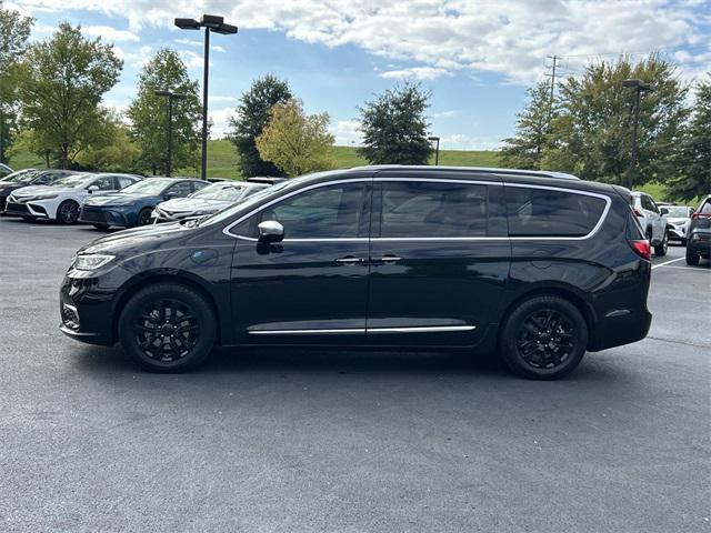 Photo of 2021 Brilliant Black Crystal Pearlcoat Chrysler Pacifica