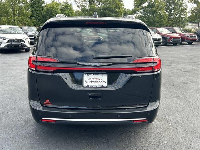 Photo of 2021 Brilliant Black Crystal Pearlcoat Chrysler Pacifica
