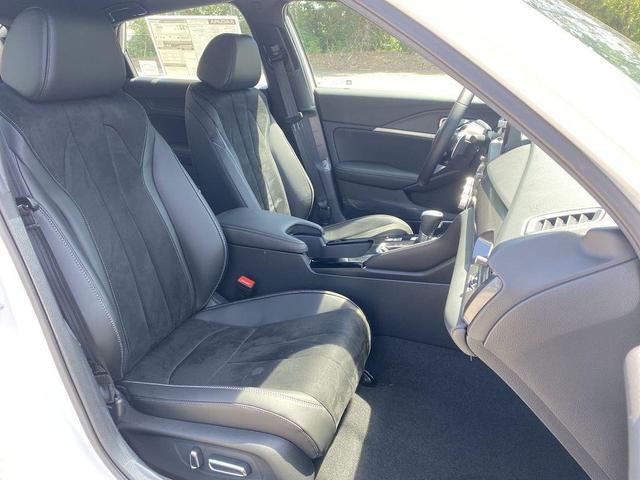 Photo of 2025 Platinum White Pearl Acura Integra