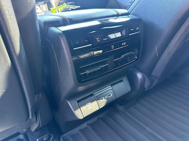 Photo of 2023 Platinum White Pearl Acura MDX