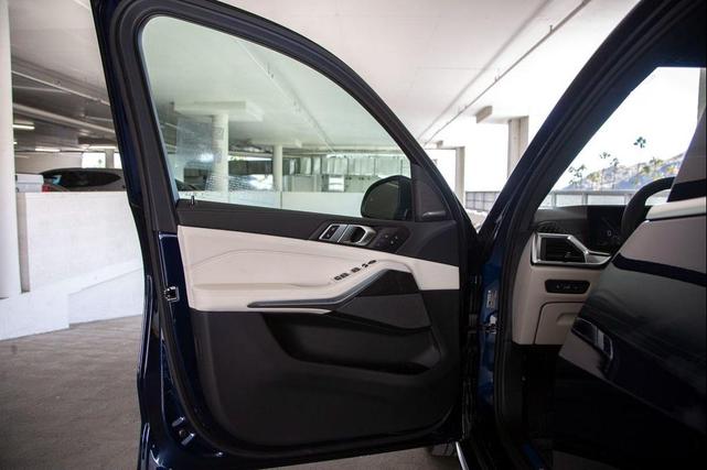 Photo of 2025 Tanzanite Blue II Metallic BMW X5