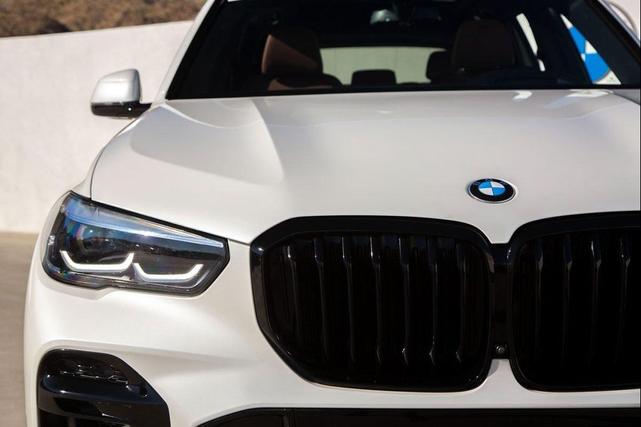 Photo of 2022 Mineral White Metallic BMW X5