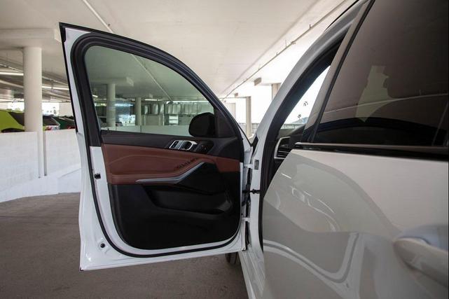 Photo of 2022 Mineral White Metallic BMW X5