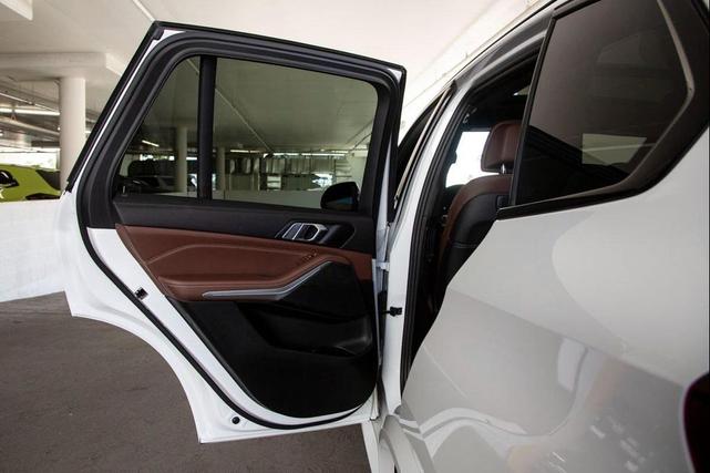 Photo of 2022 Mineral White Metallic BMW X5