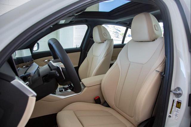 Photo of 2025 Alpine White BMW 330