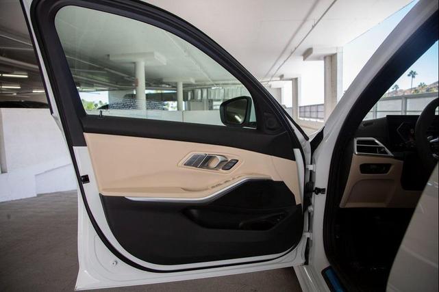 Photo of 2025 Alpine White BMW 330
