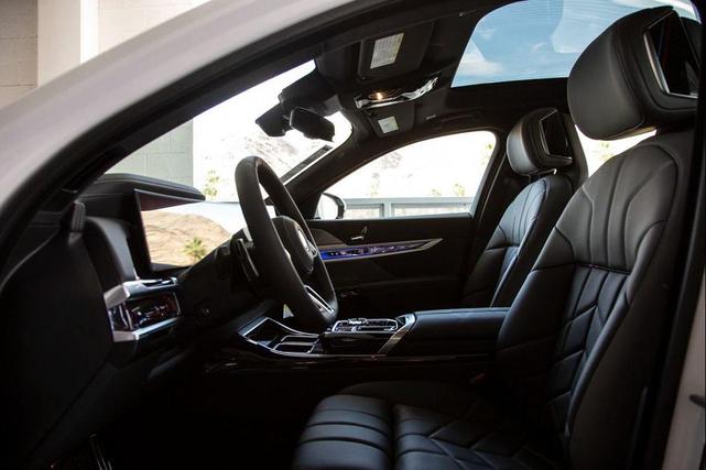 Photo of 2025 Mineral White Metallic BMW i7