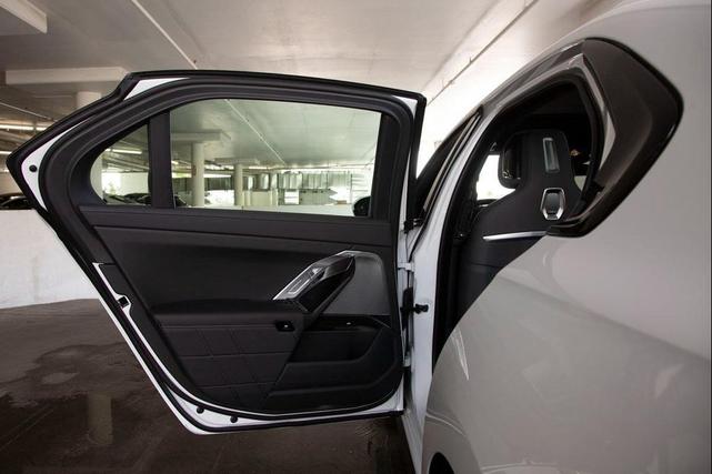 Photo of 2025 Mineral White Metallic BMW i7