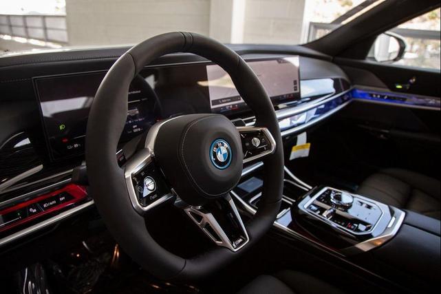 Photo of 2025 Mineral White Metallic BMW i7