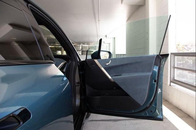 Photo of 2022 Blue Ridge Mountain Metallic BMW iX