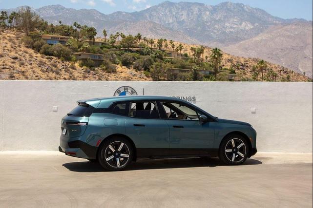 Photo of 2022 Blue Ridge Mountain Metallic BMW iX