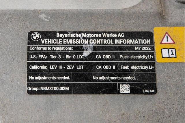 Photo of 2022 Blue Ridge Mountain Metallic BMW iX