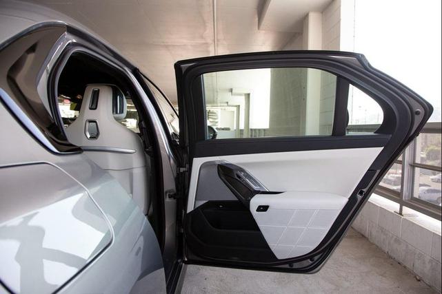 Photo of 2025 Oxide Grey Metallic BMW 760