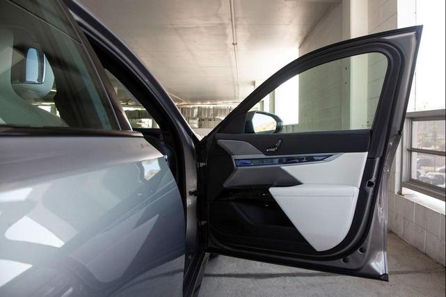 Photo of 2025 Oxide Grey Metallic BMW 760