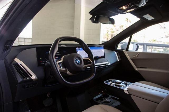 Photo of 2022 Alpine White BMW iX