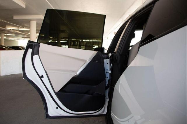 Photo of 2022 Alpine White BMW iX