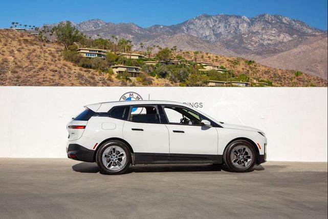 Photo of 2022 Alpine White BMW iX