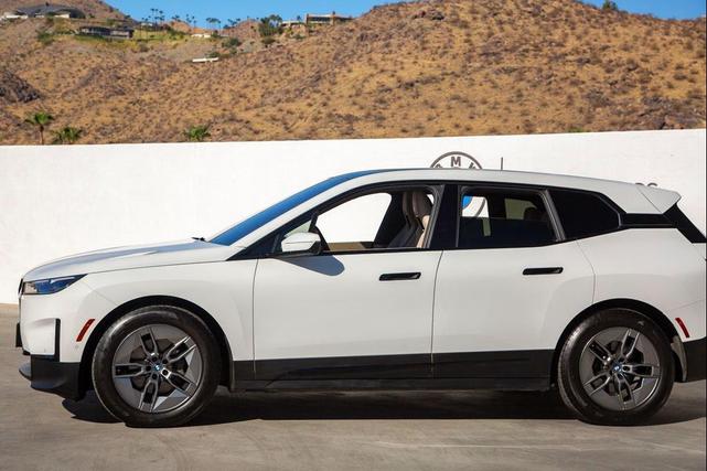 Photo of 2022 Alpine White BMW iX