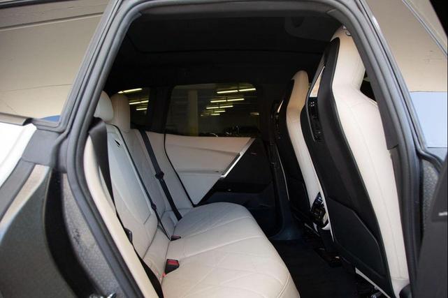 Photo of 2022 Alpine White BMW iX