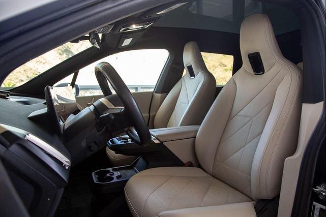 Photo of 2022 Alpine White BMW iX
